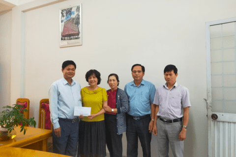Lãnh đạo phường Thắng Lợi tặng quà cho Hội chữ thập đỏ phường nhân dịp Kỷ niệm 76 năm Ngày thành lập Hội Chữ thập đỏ Việt Nam
