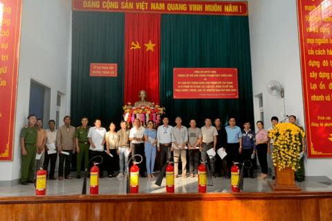 UBND phường Thắng Lợi công bố Quyết định thành lập Đội dân phòng cháy, chữa cháy  tại 10 tổ, thôn